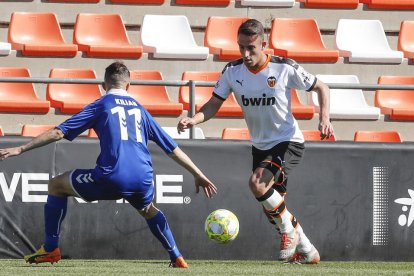 El exjugador del Nàstic Pol Valentín durante un partido disputado con la camiseta del Valencia Mestalla.