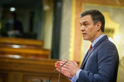 Pla mitjà lateral del president del govern espanyol, Pedro Sánchez durant la seva intervenció al ple del Congrés de debat de la segona pròrroga de l'estat d'alarma