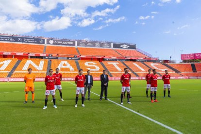 Las ocho incorporaciones con Carlos Vicente, fichado por la Pobla, el presidente, Josep Maria Andreu, y el director deportivo, Sergi Parés.