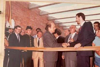 Inglés, a la dreta de la imatge, amb Jordi Pujol en la inauguració del pavelló de Campclar.