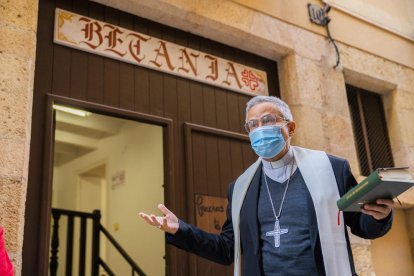 L'arquebisbe Joan Planellas en el moment de la benedicció del nou centre de Càritas a Tarragona.