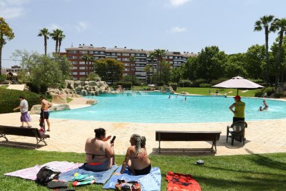 Una imatge de les piscines l'estiu de l'any passat que, enguany, no es tornarà a repetir.