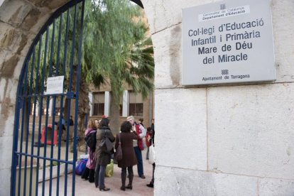 Imatge d'arxiu de l'Escola del Miracle, en la qual les famílies demanen una línia més de P3.