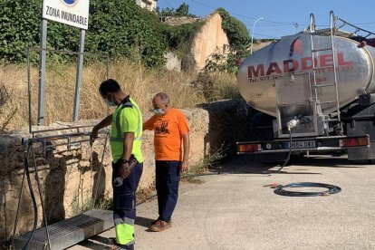 Los técnicos, ayer, probando los grifos para que el agua saliera correctamente.