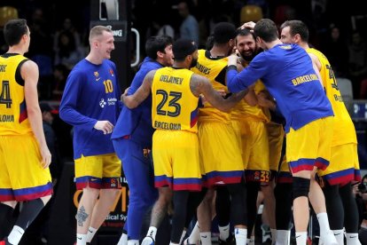 Los jugadores del Barça celebrando la victoria contra el CSKA.