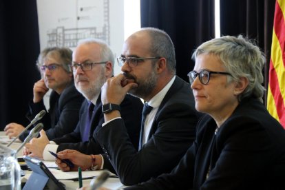 El cconseller de Interior, Miquel Buch, el secretario general, Brauli Duart, y la directora general de Protecció Civil, Isabel Ferrer, durante la reunión de la Comissió Plenària de Protecció Civil al 112 de Reus.