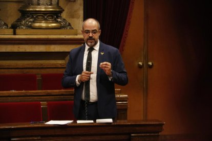 El conseller de Interior, Miquel Buch, durante la sesión de control en el Parlament.