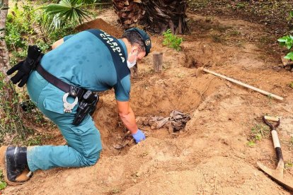 Un agente del Seprona excavando las fosas.