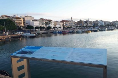 Uno de los paneles con el puerto de Cambrils de fondo.