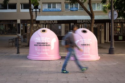 Imagen de los contendiros instalados en la plaza Verdaguer.