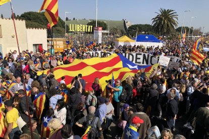 Milers de persones omplen el Parc de les Exposicions de Perpinyà en l'acte del Consell per la República,