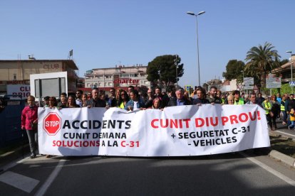 La manifestació per reclamar més seguretat a la C-31 entre Segur de Calafell i Cunit