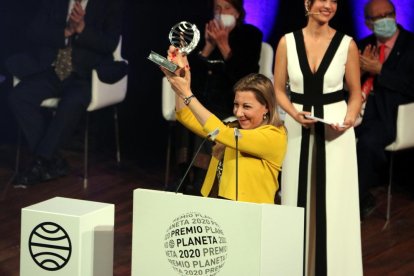 La ganadora del 69.º Premio Planeta, Eva García Sáenz de Urturi, sube el galardón, al escenario del Palau de la Música.