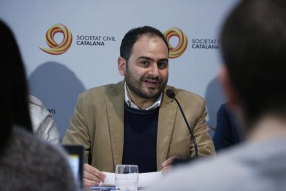 Plano medio del presidente de Societat Civil Catalana, Fernando Sánchez Costa.