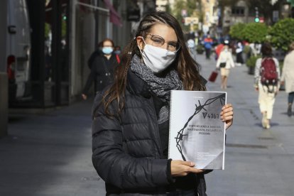 La reusense Abril Parra este jueves en la calle Llovera.