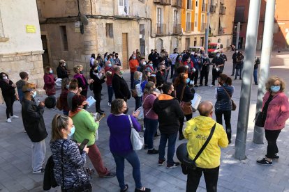 Restauradors de Tortosa que han fet una cassolada de protesta davant la seu del Govern.