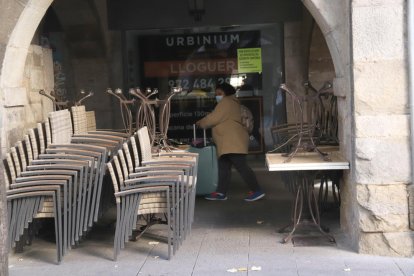 Pla curt d'una terrassa plegada d'un bar de Girona.