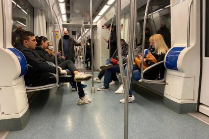 Interior d'un vagó de metro de la línia groga durant l'hora punta del segon dia feina d'estat d'alarma, el 17 de març