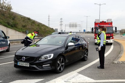 Els Mossos d'Esquadra al control fet a la rotonda de la T-11, a Tarragona, en el marc del dispositiu d'aquesta Setmana Santa.