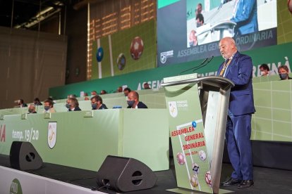 El presidente del FCF, Joan Soteras, explicando el plan de competición para la temporada 2020-21.