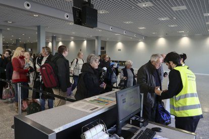 Una imagen de archivo de varios turistas en el Aeropuerto de Reus a punto para embarcar.