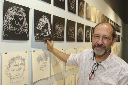 Àlvar Calvet en el Museu de Reus con una serie de retratos que ha hecho con los ojos cerrados.