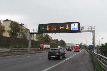 Imagen de un panel luminoso en la autopista.