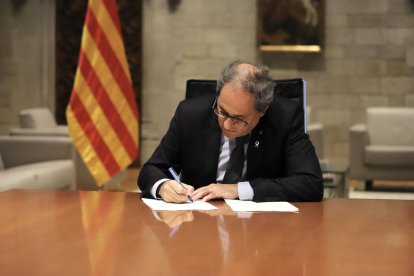 El presidente del Gobierno, Quim Torra, firma el decreto de la etapa de reanudación, en Palau el 18 de junio de 2020.