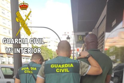 Uno de los detenidos por la Guardia Civil.