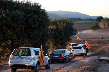 Desfile de vehículos en los entornos de la prisión de Lledoners.