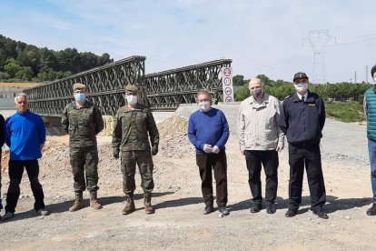 El subdelegat del govern espanyol a Tarragona, Joan Sabaté; de l'alcalde de Montblanc, Josep Andreu; i de membres de l'exèrcit espanyol durant la visita al pont provisional construït a Montblanc