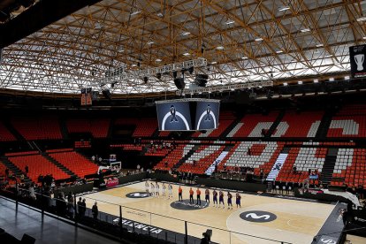 Imatge de l'inici del partit entre el Barça i la Penya a València.