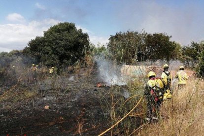 Bombers treballant en l'extinció de l'incendi