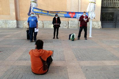 Les persones que han participat en la protesta a Tortosa per denunciar les privatitzacions i per defensar la sanitat pública