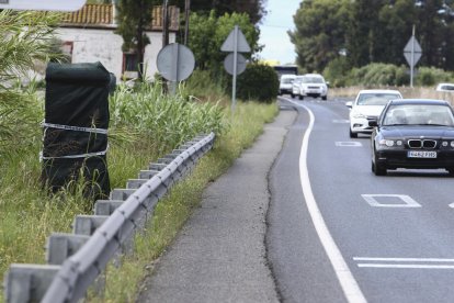 Radar envuelto y fuera de servicio localizado en la C-14, en las proximidades de Reus, ayer jueves.