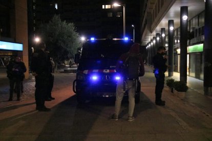 Una de les furgonetes de la BRIMO controlant els accesos a la plaça U d'Octubre i identificant una persona a Girona