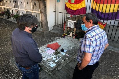 Puigdemont i Torra davant de la tomba de Machado