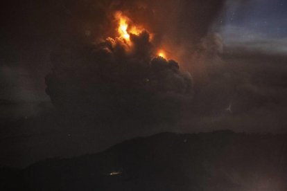 El volcà indonesi Sinabung va expulsar aquest diumenge un núvol de cendra i fum d'uns 1.000 metres d'altura