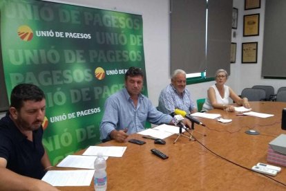 Portavoces del sindicato Unió de Pagesos, en la sede de Reus.