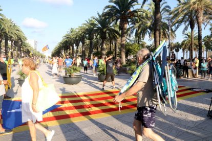 Unes 300 persones demanen la proclamació de la República en una concentració a Salou