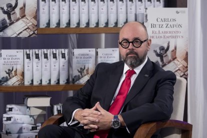 El escritor Carlos Ruiz Zafón durante la presentación de su última novela, 'El laberinto de los espíritus' en Barcelona.