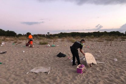 Estat en què va quedar la platja on es va celebrar el botellón