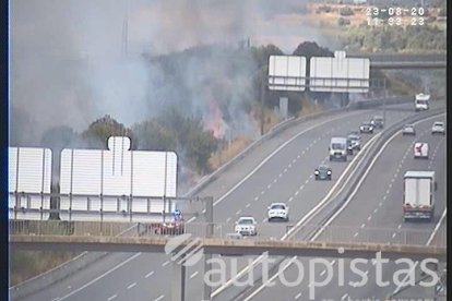 El foc s'ha originat per les guspires d'un vehicle accidentat