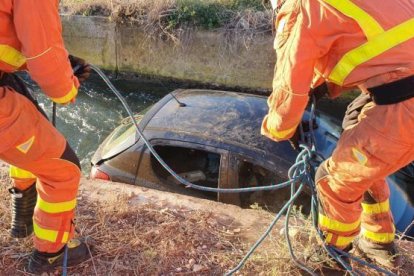 Efectius de bombers rescaten una dona de 37 anys ferida i atrapada en el seu vehicle en caura a una séquia de València