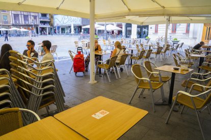 Cadires retirades s'apilen al Mercadal a l'espera que passin els 15 dies de restriccions addicionals