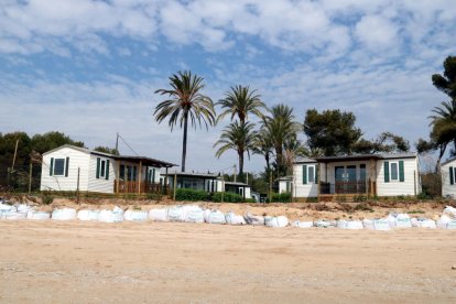 Sacs de pedres fent de mur de contenció al càmping Las Palmeras de la platja Llarga de Tarragona, danyada pel temporal Gloria.