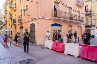 Moment en el què els ocupes del Rancho Grande del Serrallo van ser desallotjats el passat dijous al matí per risc d'incendi