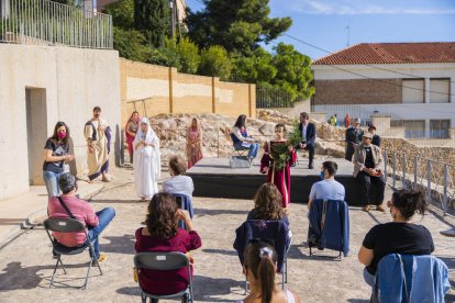 Personatges vinculats a l'Amfiteatre van passar ahir al matí pel mirador del monument.