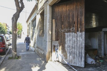 Un dels antics tallers, obert tot i el precinte de la Guàrdia Urbana, on s'aprecien les restes d'un foc.