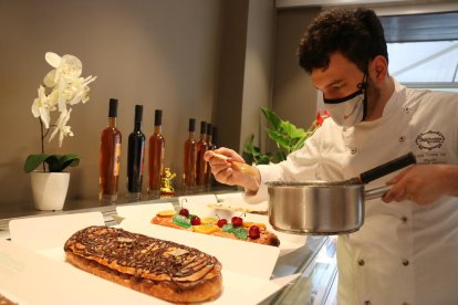 El pastisser Lluís Costa, acabant de preparar una coca de Sant Joan a la pastisseria Vallflorida de Sant Esteve de Palautordera.